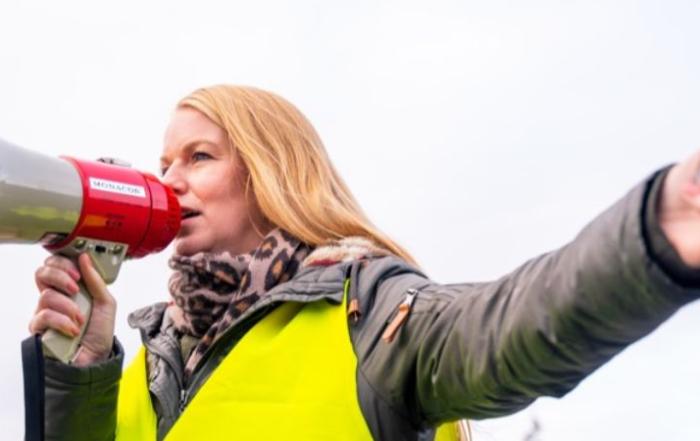 Ploegleider BHV met EHBO hesje aan