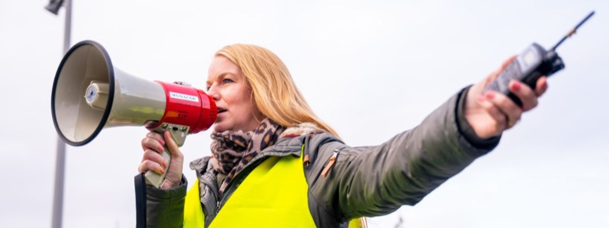 Ploegleider BHV met EHBO hesje aan