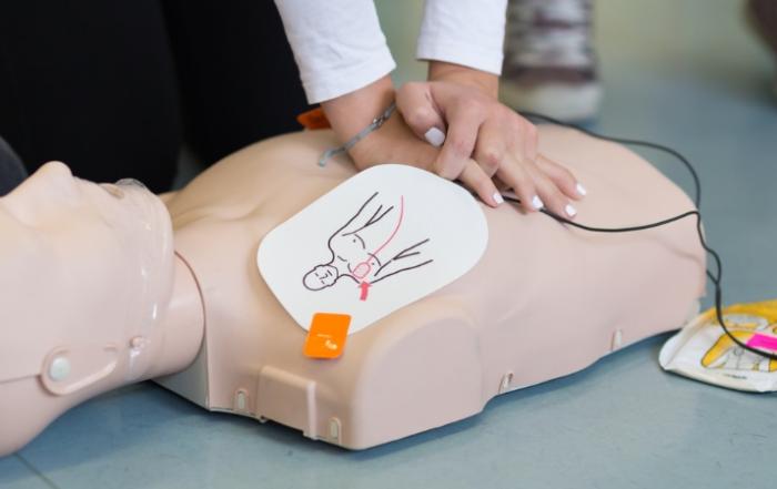 AED moeilijk te gebruiken zonder medische kennis of niet?
